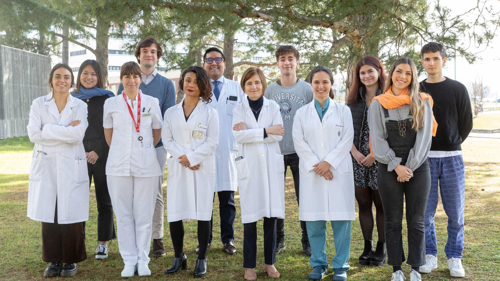 (de izquierda a derecha y de adelante hacia atrás) Ángela Rolín, estudiante de Medicina; Cristina Labiano, supervisora de Hemodiálisis en la Clínica Universidad de Navarra; Laura Castañeda, médico adjunto; Nuria García, directora servicio Nefrología de la Clínica; Miriam Baztán, médico residente; las estudiantes de Enfermería, Laura Grávalos y Silvia Resano; Rafael Peña, estudiante de Medicina; Daniel Viña, médico; los estudiantes de Medicina, Ignacio Ararrás e Irene Martínez; y Xavier Hernández, estudiante de Enfermería