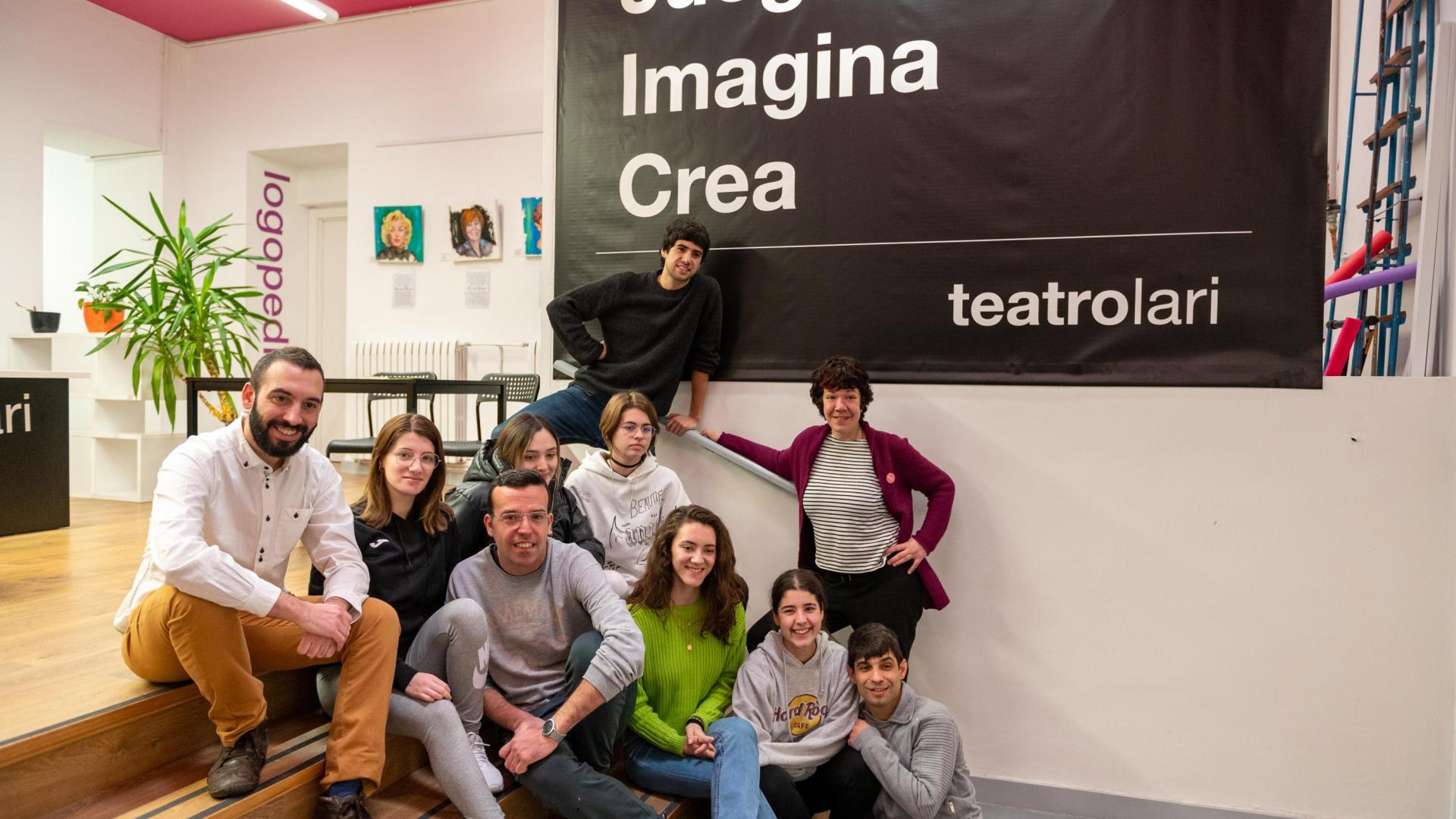 Alumnos de la escuela de actores Teatrolari, posando en el vestíbulo junto a su director, Javier Álvaro (izq.).