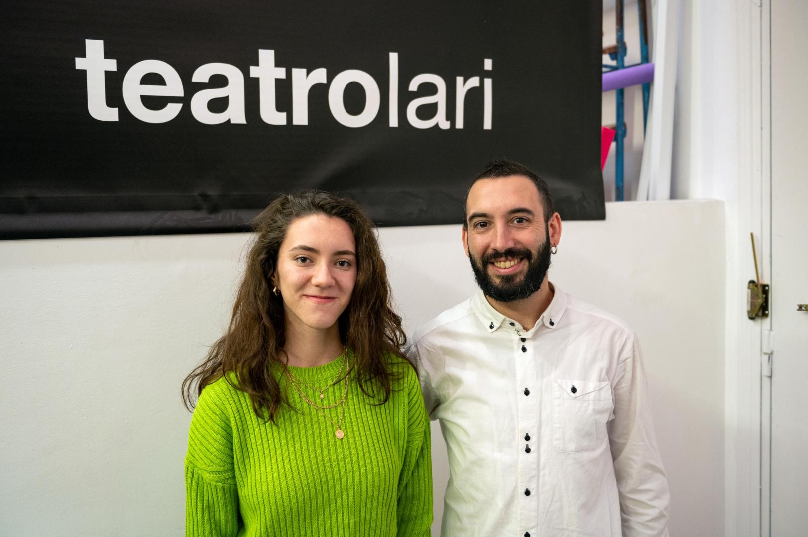 Javier Álvaro, director de Teatrolari, junto a Naiara Bergez, alumna de la segunda promoción