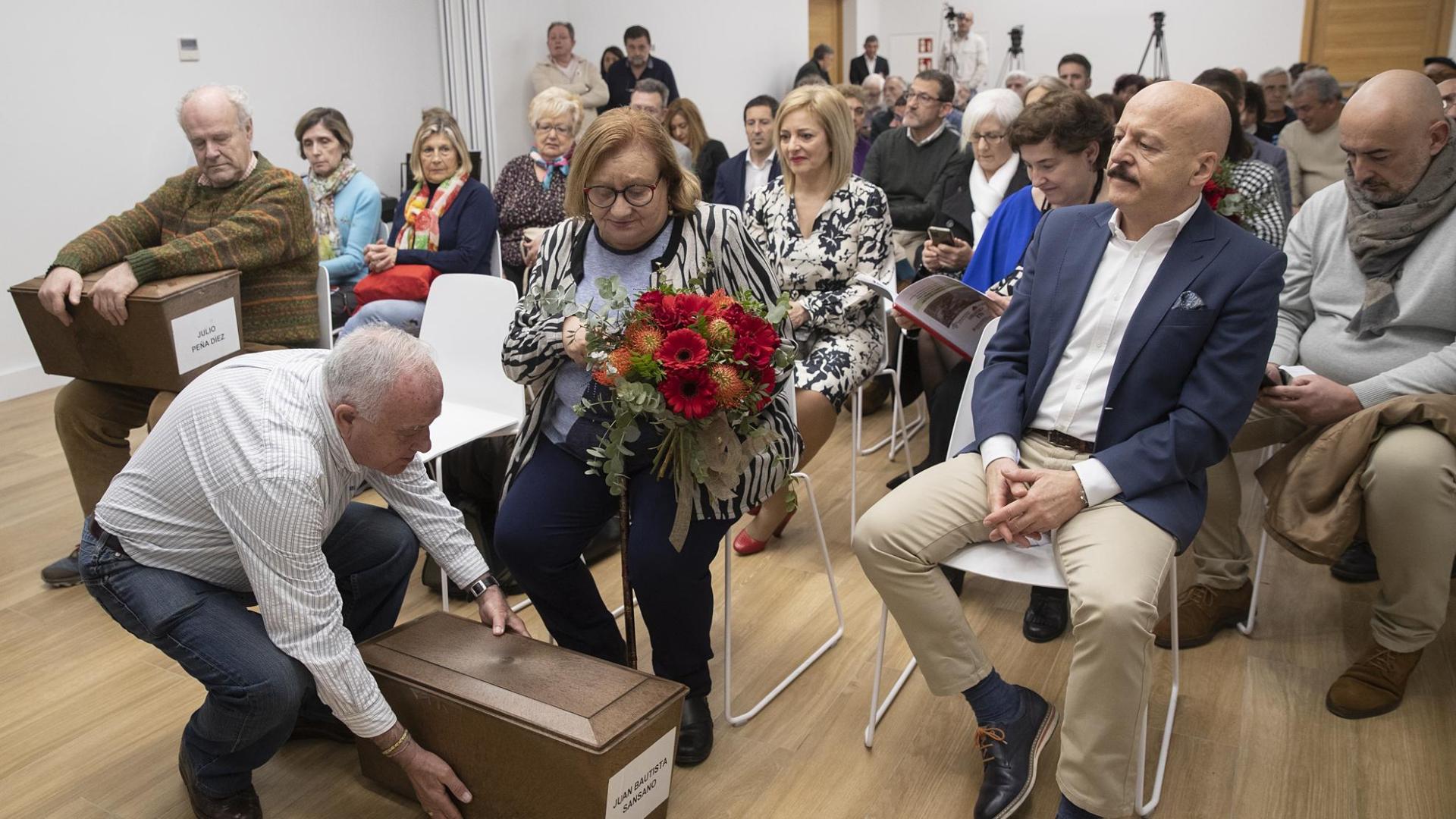 Familiares de Julio Peña Díez, Antolín Eguiluz Moraza y Juan Bautista Sansano Labernia, que fueron exhumados en la fosa de Paternáin en julio de 2022, recogen sus restos