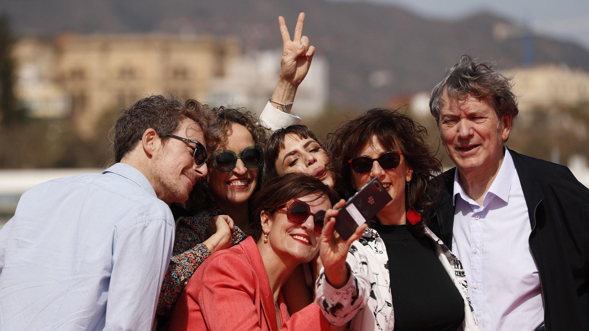 De izquierda a derecha: Víctor Clavijo, Daniela Fejerman, la mano de Emma Suárez haciendo la “V”, Elvira Lindo, Aura Garrido, Mariela Besuievsky y Gerardo Herrero, este viernes, en el Festival de Málaga