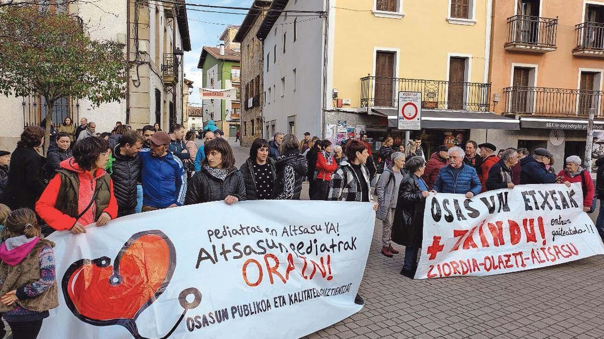 Las dos pancartas desplegadas en la concentración de este viernes por la tarde en Alsasua