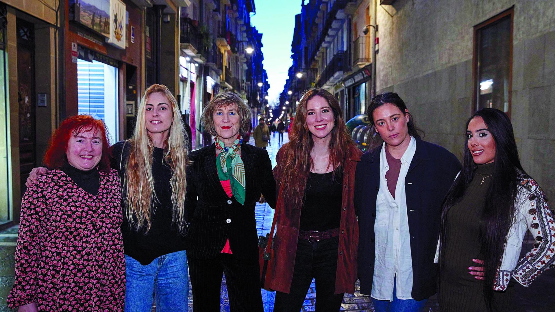 Desde la izquierda, la cineasta Helena Bengoetxea, la cantante Miren, la artista Alicia Otaegui, la fotógrafa y artista visual Natalia Echeverría, la directora de cine y teatro Paula Amor y la bailaora Alba Heredia, el jueves por la tarde en la calle Mayor de Pamplona