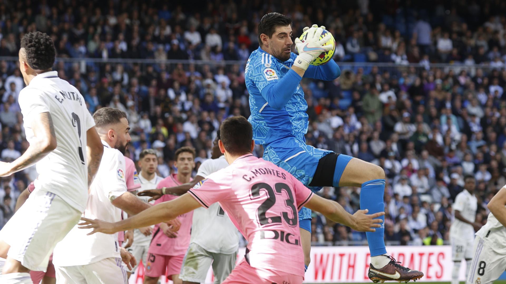 Courtois, portero del Real Madrid, atrapa el balón