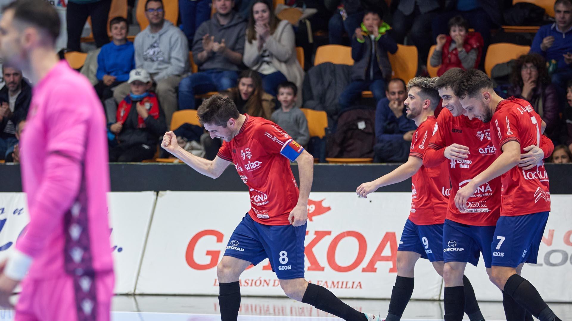 El capitán de Osasuna Magna Roberto Martil celebra con rabia el gol que abrió el marcador junto a Vento, Rosic y Linhares