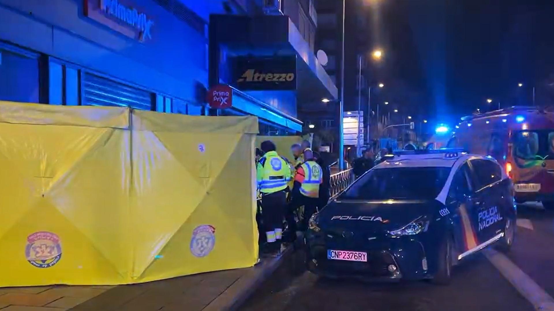 Equipos de emergencias y de la Policía Nacional en el lugar donde trataron de reanimar al joven apuñalado.