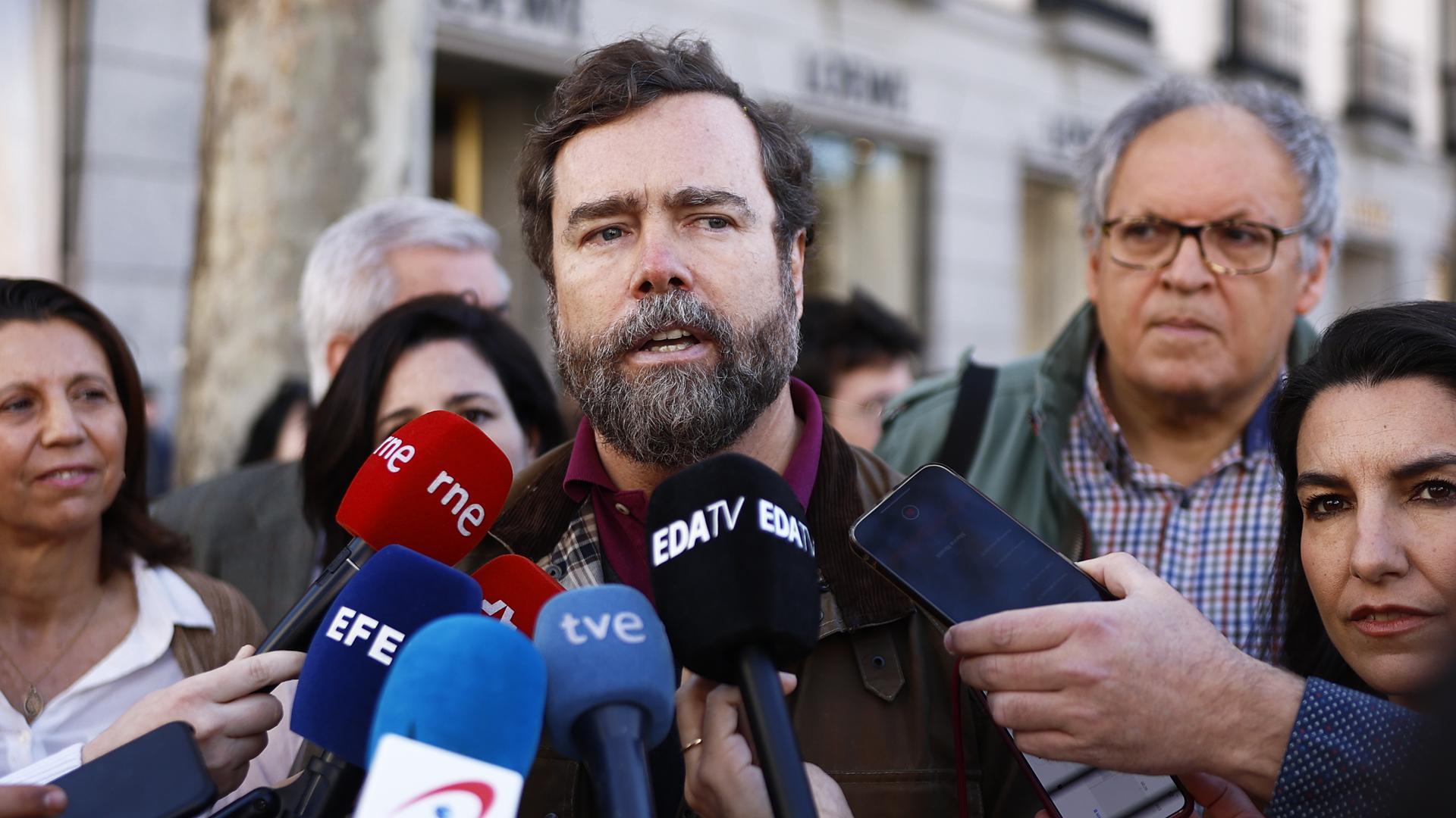 El portavoz de VOX en el Congreso de los Diputados, Iván Espinosa de los Monteros, atiende a los medios antes de la marcha en Madrid.