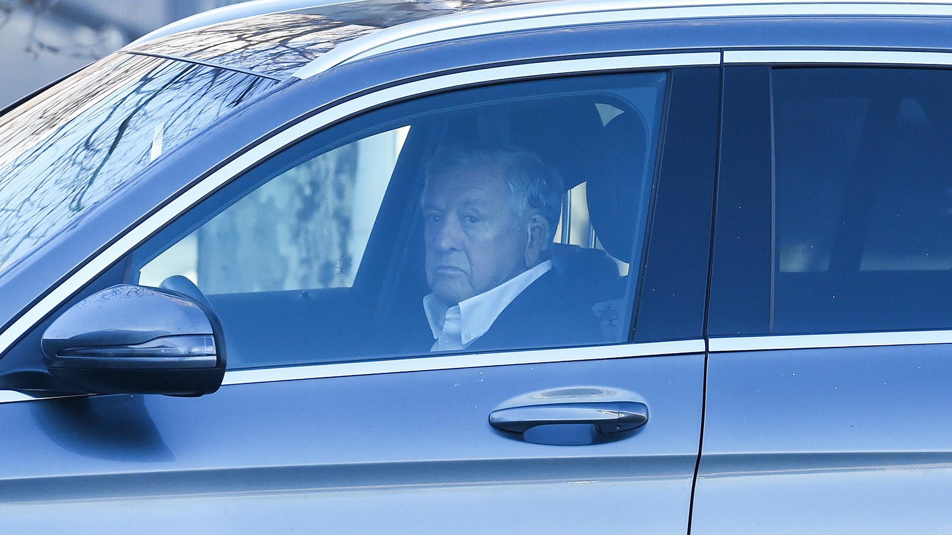 El vocal de la Junta Directiva, Nicolás Martín-Sanz, llega en coche a la reunión extraordinaria celebrada en la ciudad deportiva de Valdebebas,