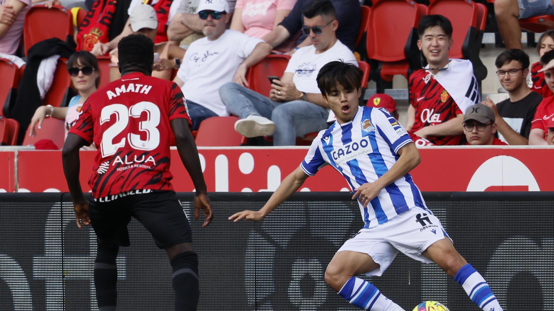 Take Kubo (Real Sociedad) intenta controlar el balón ante Amath (Mallorca)
