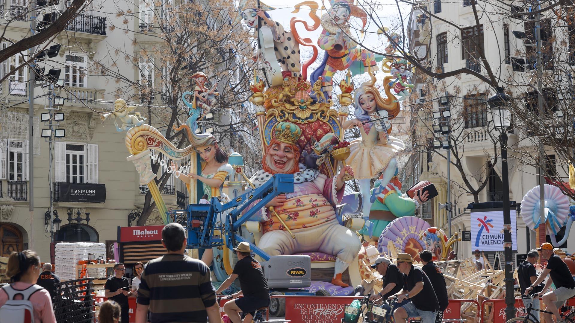 La ciudad de València, plagada de ninots ya en cada barrio y en un ambiente festivo y casi veraniego