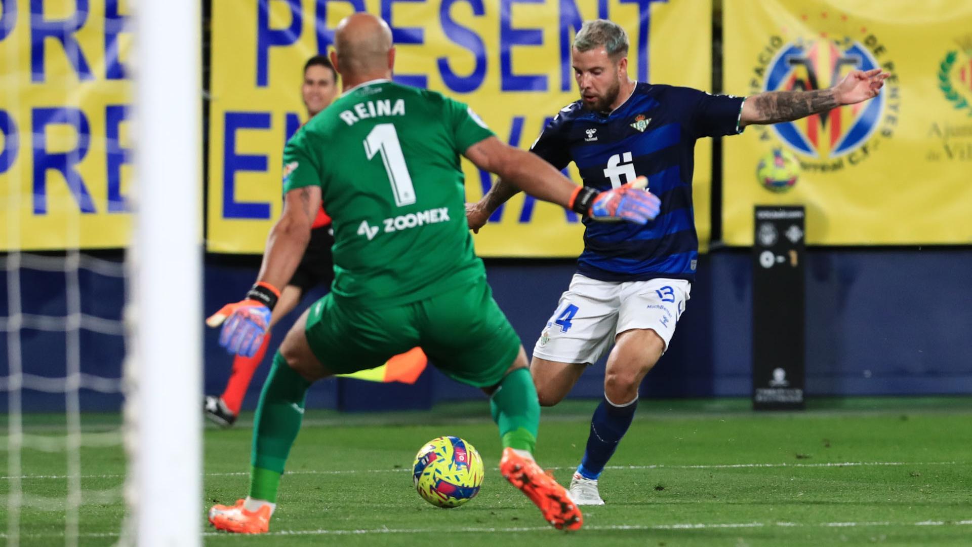 El delantero del Betis, Aitor Rubial (d), se dispone a golpear el balón ante el guardameta del Villarreal, Pepe Reina