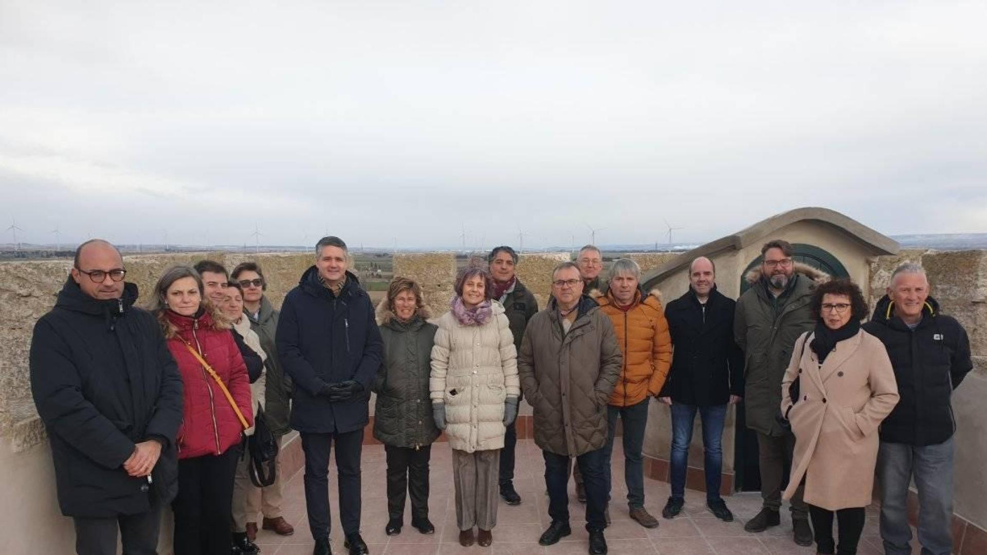 Autoridades y técnicos posan en la terraza del torreón restaurado del castillo de Cortes.
