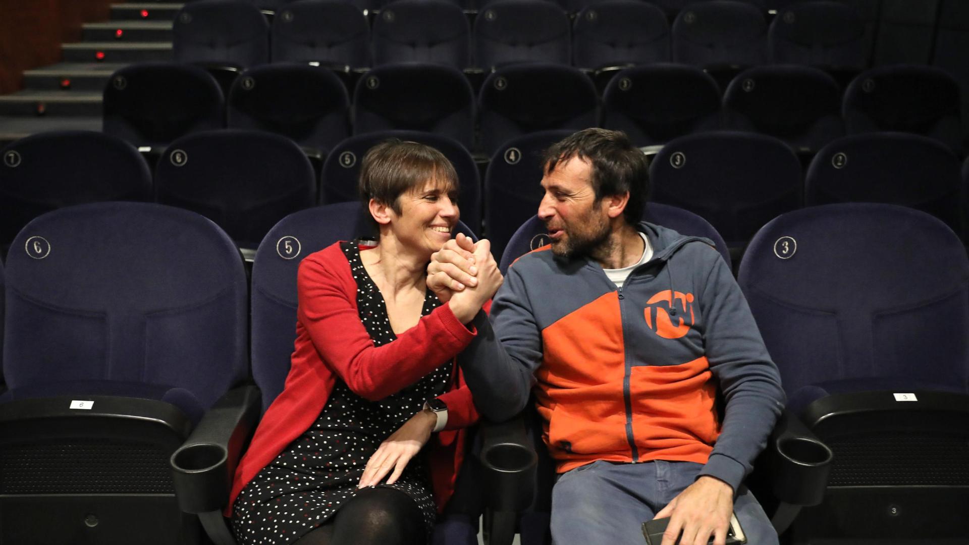 La directora Rosa García Loirey el alpinista Alex Txikon chocan sus manos en los cines Golem de Pamplona