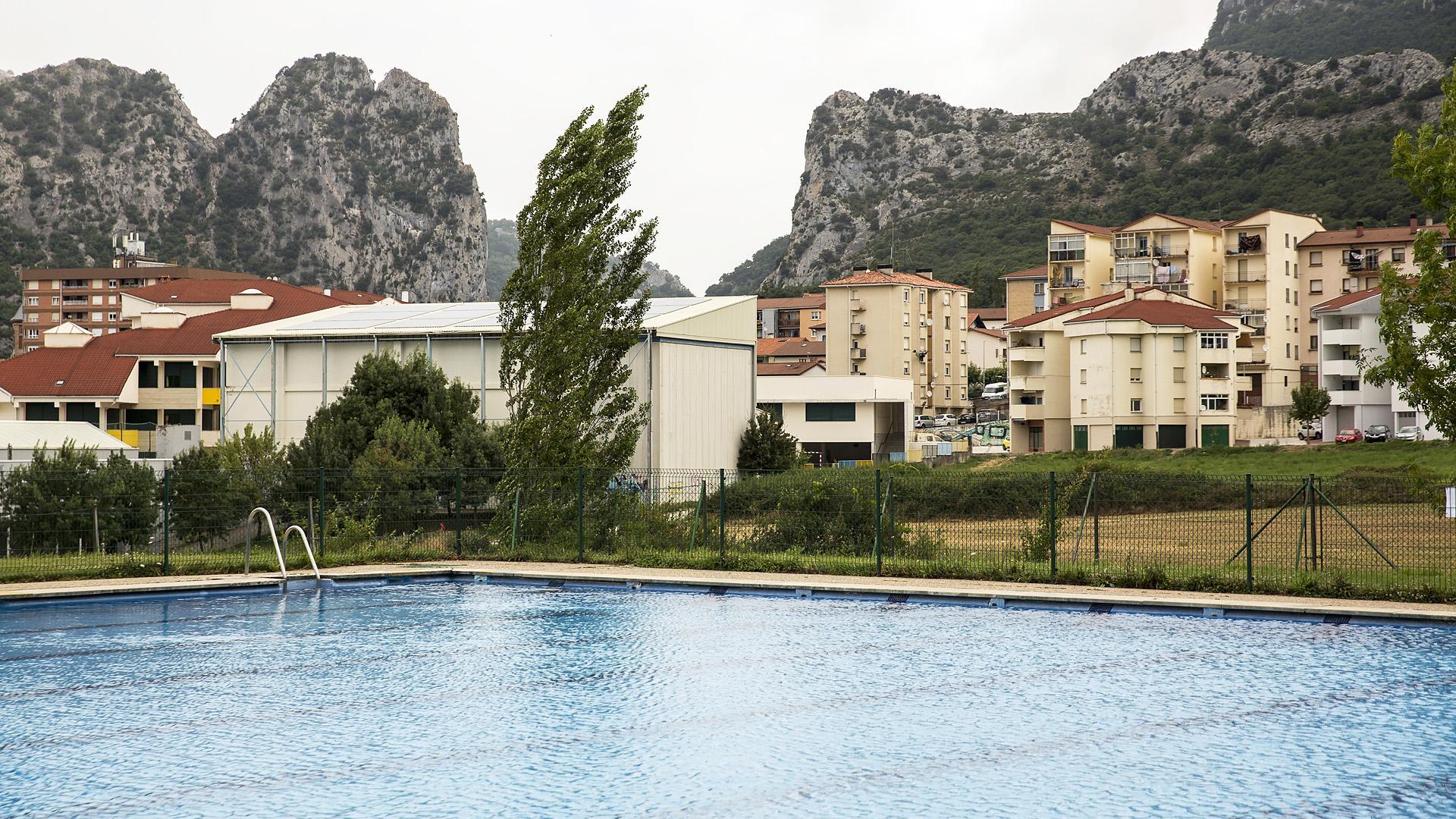 Imagen parcial la pileta de mayores dimensiones en el recinto de piscinas de Irurtzun.
