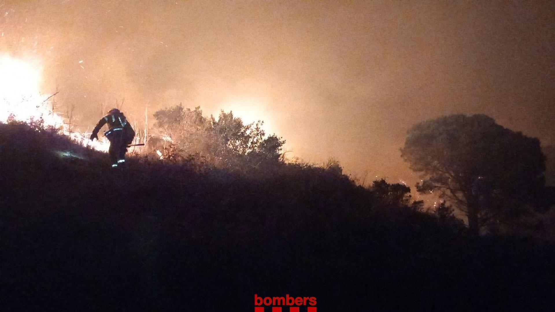 Un efectivo de Bombers de la Generalitat trabaja en la extinción de un incendio forestal en Selva del Camp (Tarragona)