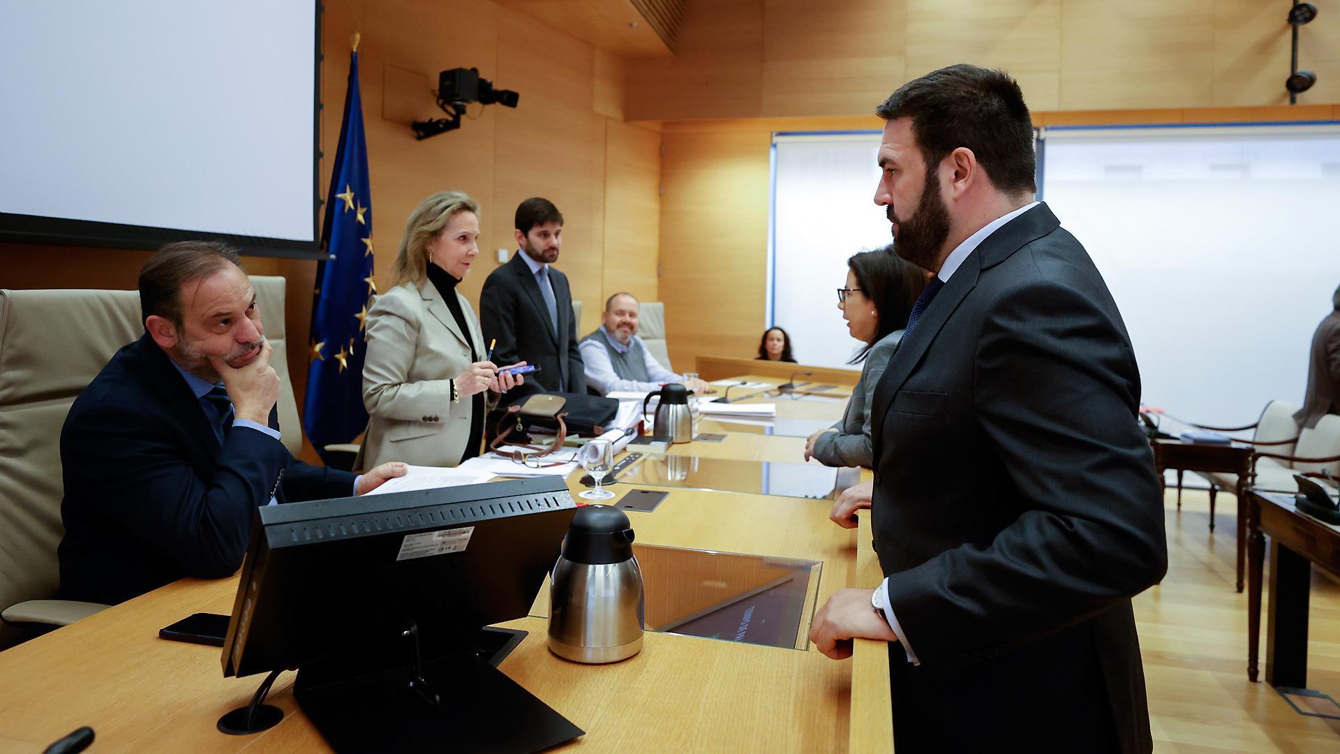 El presidente de la Comisión de Interior del Congreso, José Luis Ábalos (i), conversa con el diputado de EH Bildu Jon Iñarritu (d) a su llegada al debate de la reforma de la ley de Seguridad Ciudadana, conocida como 'ley mordaza', este martes, en el Congreso de los Diputados