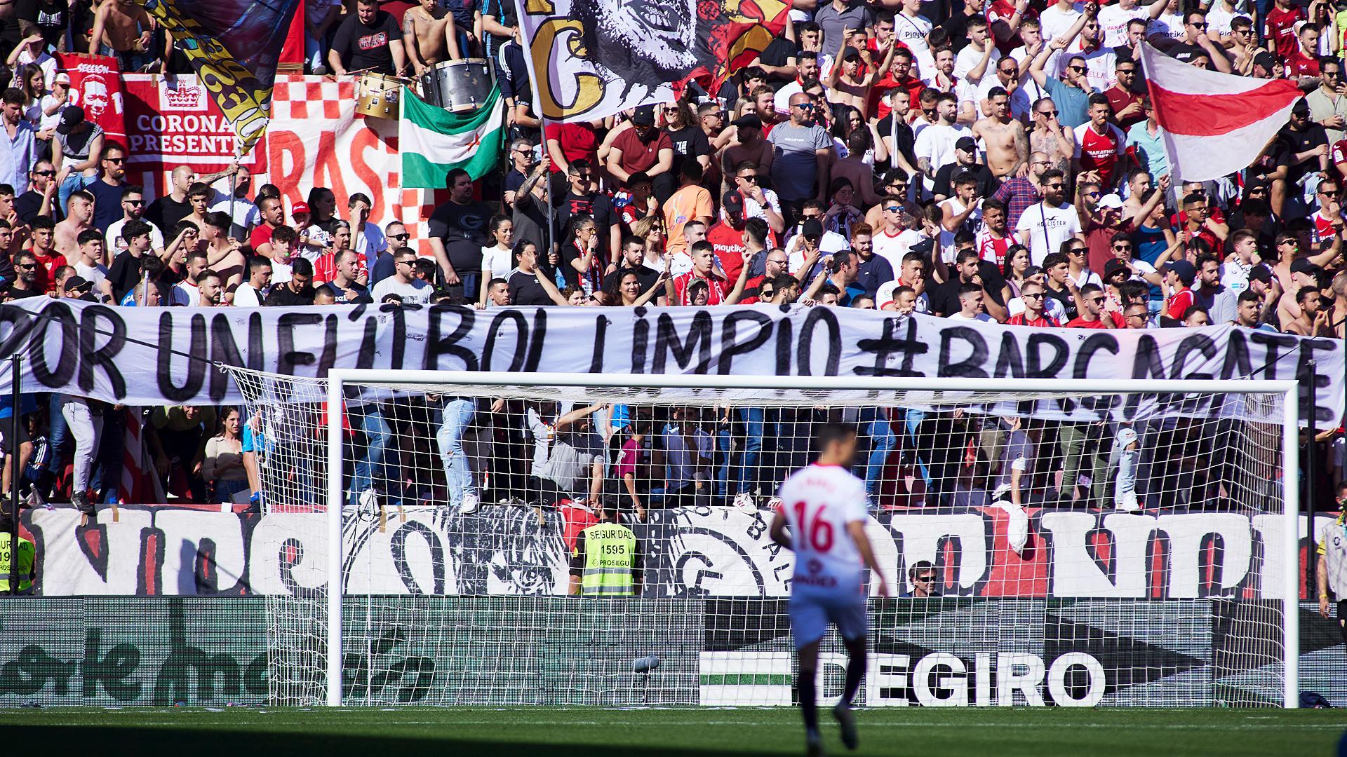 Pancarta en la grada del Sánchez Pizjuán con mensajes contra la corrupción arbitral durante el Sevilla-Almería.