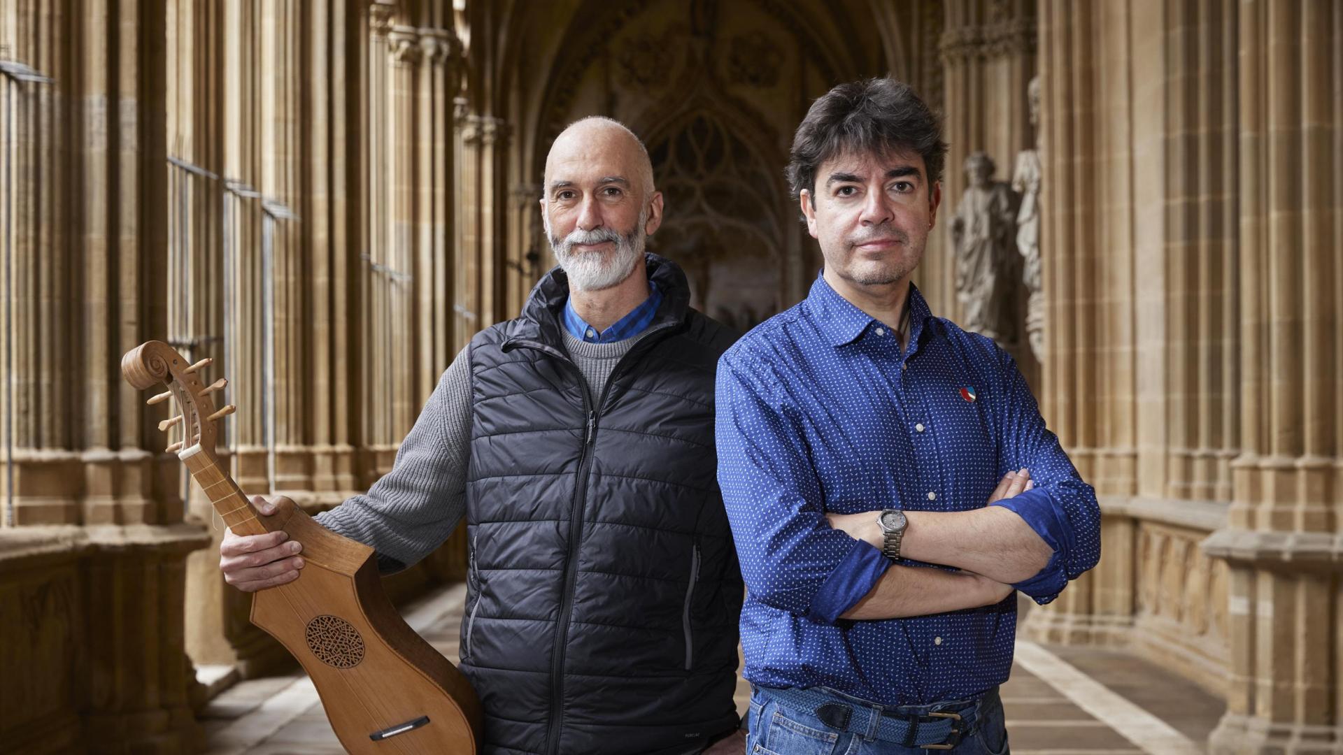 El músico Enrique Galdeano y el historiador Mikel Zuza, ayer en el claustro de la Catedral de Pamplona.