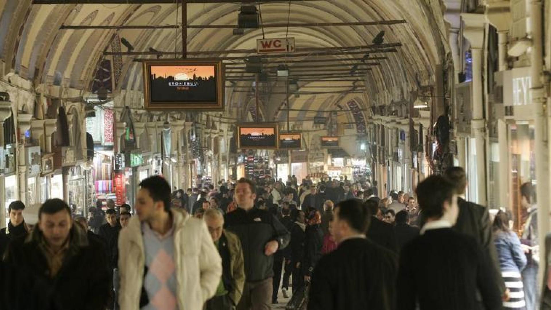 Clientes en el Gran Bazar de Estambul