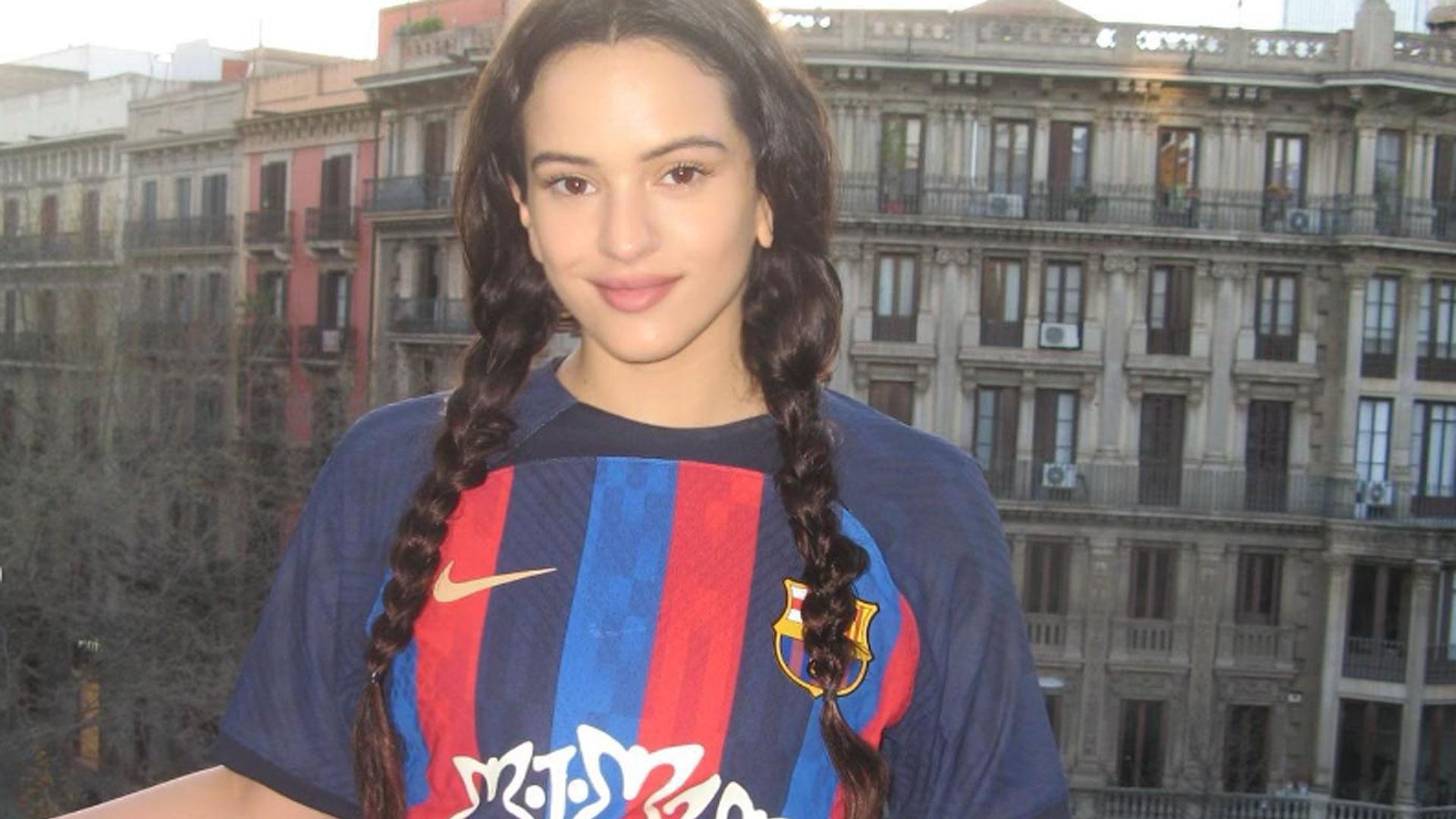Rosalía luce el logo de 'Motomami' en la camiseta del Barça