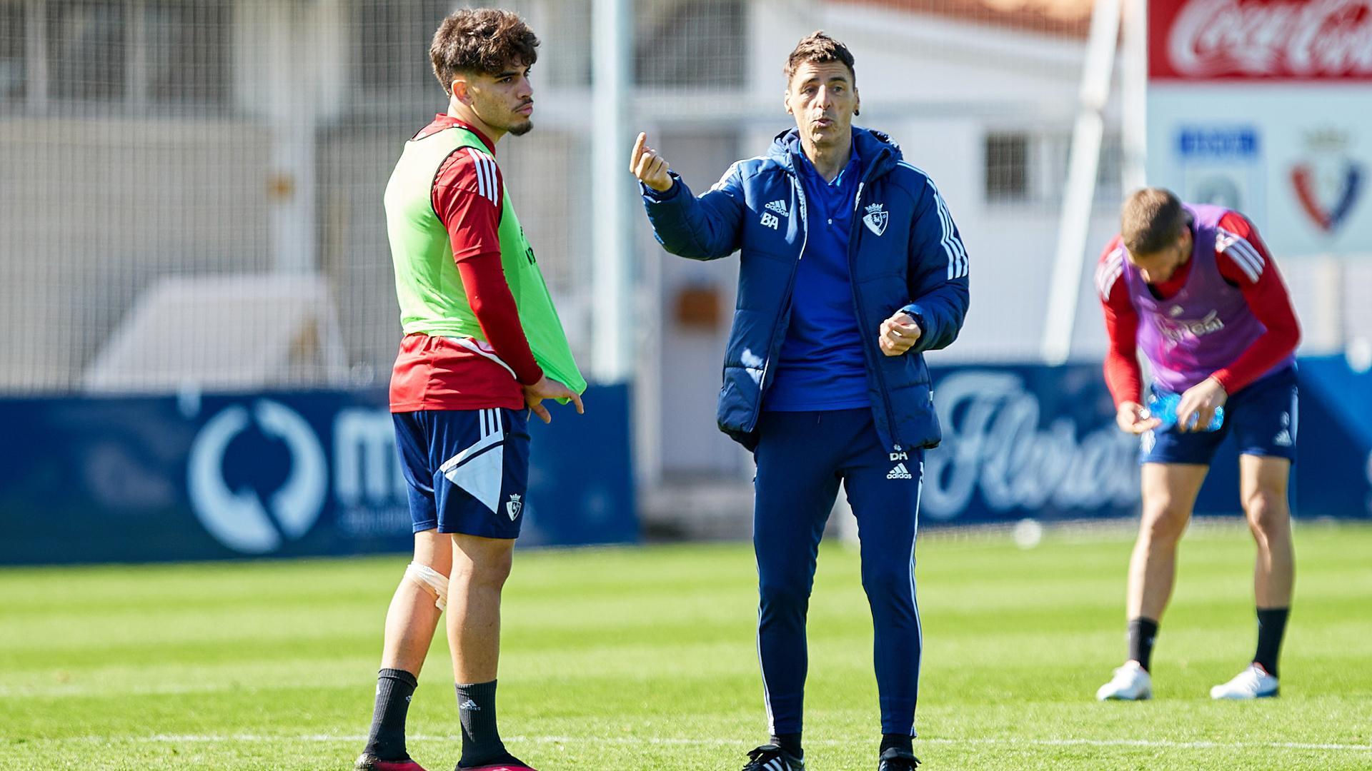Ez Abde atiende a las instrucciones de Bittor Alkiza durante el entrenamiento en Tajonar de este miércoles, 15 de marzo.