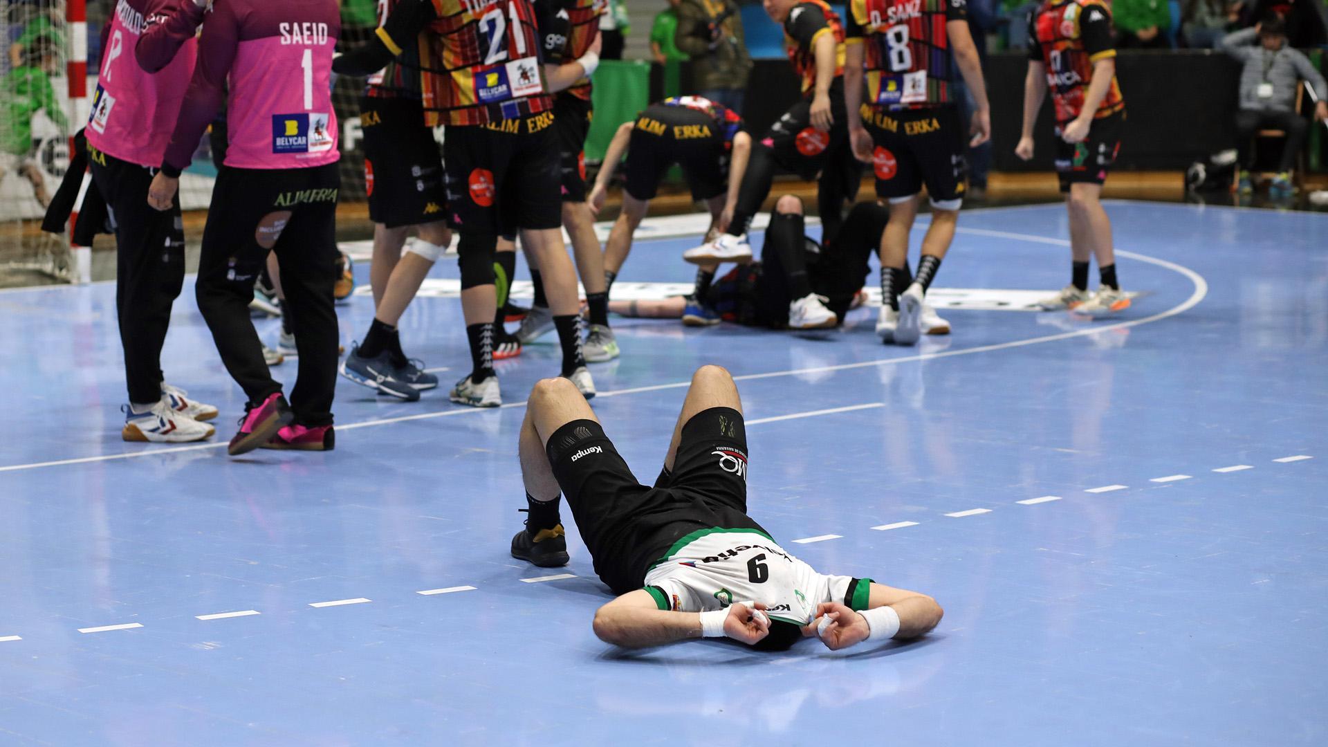 Meoki, en el suelo, se lamenta tras la derrota por la mínima ante Ademar