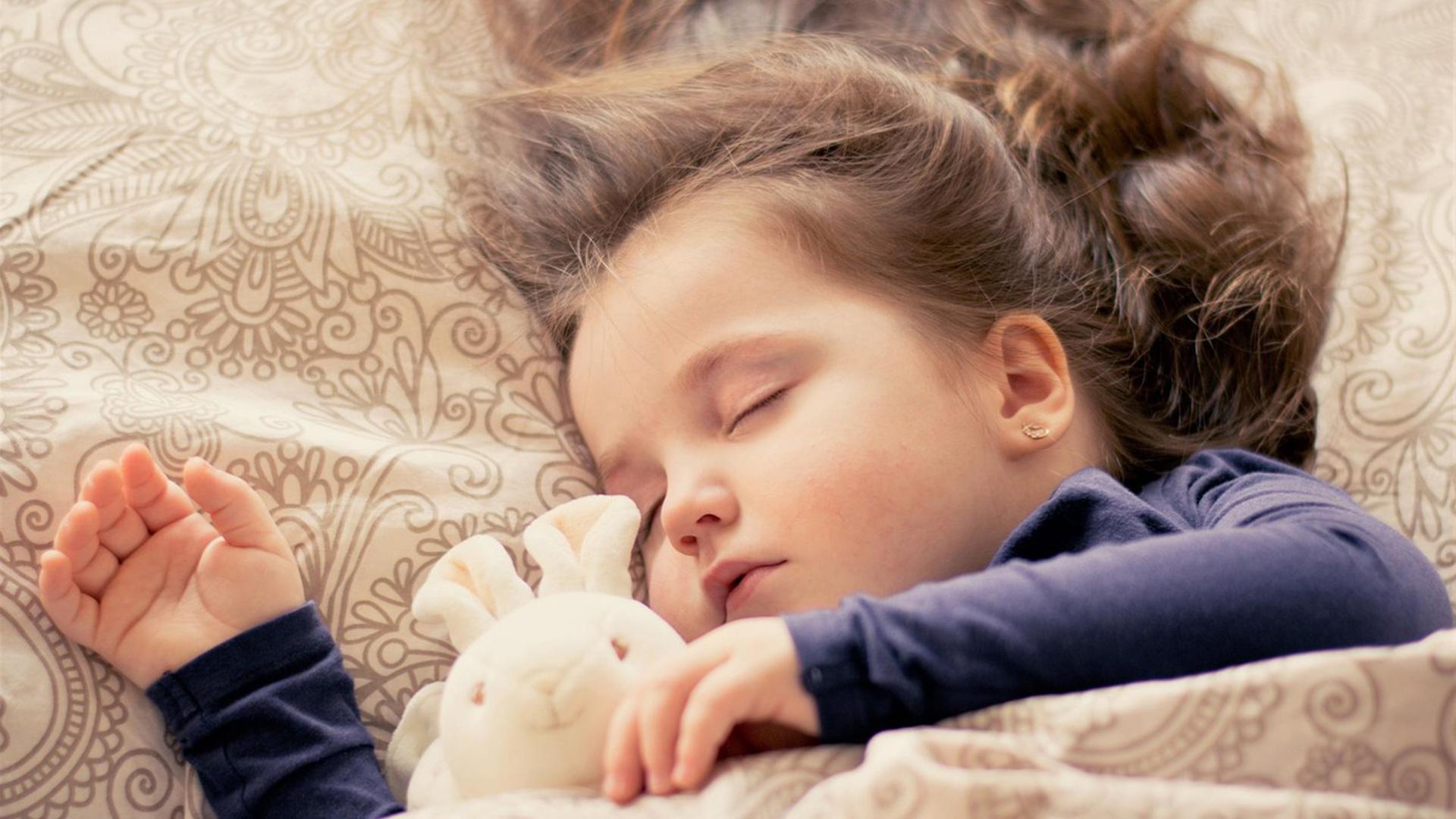 Los niños, los que más tienen que dormir