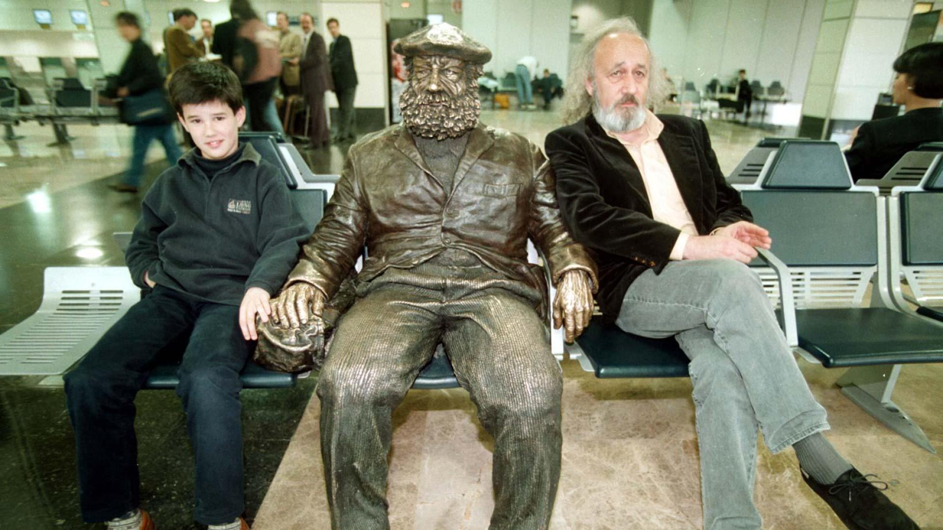 Andoni Erburu y Montxo Armendáriz, en el aeropuerto de Barajas