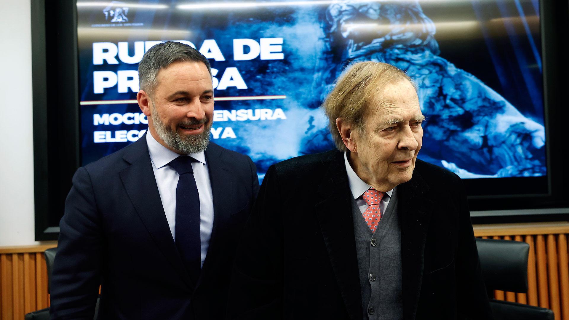 El candidato a la presidencia del Gobierno, Ramón Tamames (d), acompañado del líder de VOX, Santiago Abascal (i), este jueves en el Congreso de los Diputados