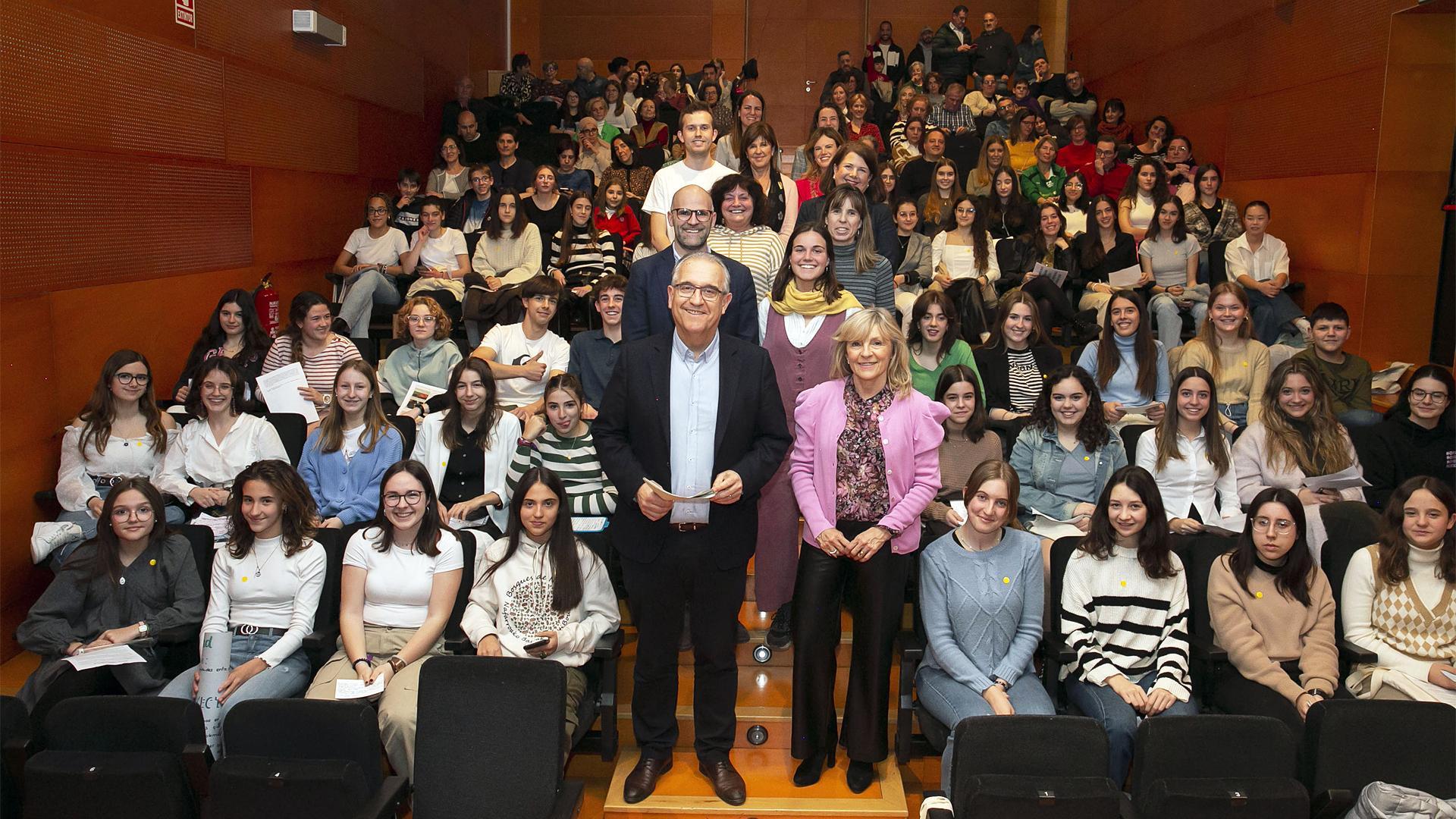 El alcalde Enrique Maya y los concejales y miembros del jurado en la foto de familia tras el certamen del programa Destino Bruselas de CoWorkids.