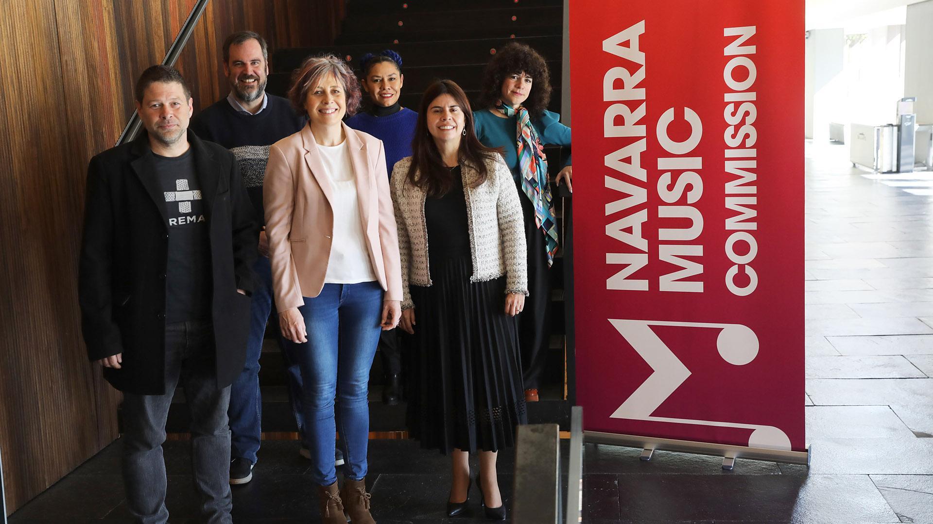 En primer plano: Fernando F. Garayoa, coordinador de la Navarra Music Commission; Rebeca Esnaola, consejera de Cultura y María Andrea Torres, responsable de Cultura de la Embajada de Colombia en España. Detrás, Javier de la Fuente, director de Proyectos Estratégicos de NICDO; Zarys Falcón, del grupo navarro-colombiano Katanga Dub y Maisa Covaleda, mánager del grupo, ayer en Baluarte.