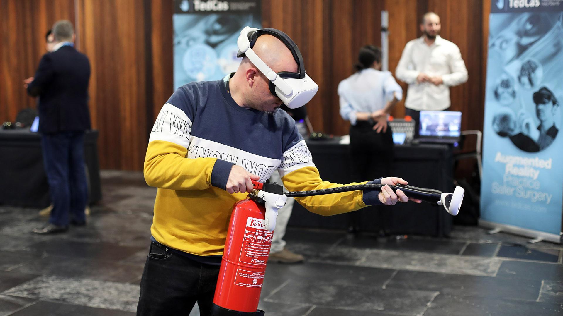 Un entrenamiento virtual para luchar contra el fuego, una de las demostraciones tecnológicas que se hicieron este jueves 16 de marzo en el vestíbulo de Baluarte en el congreso NITH.