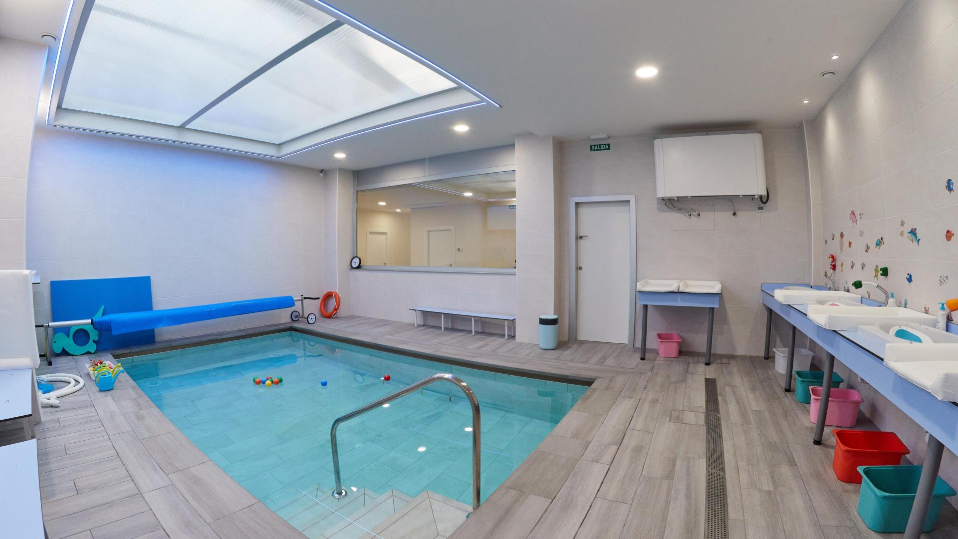La piscina climatizada tiene cloración salina pensada para poder acudir con bebés y peque