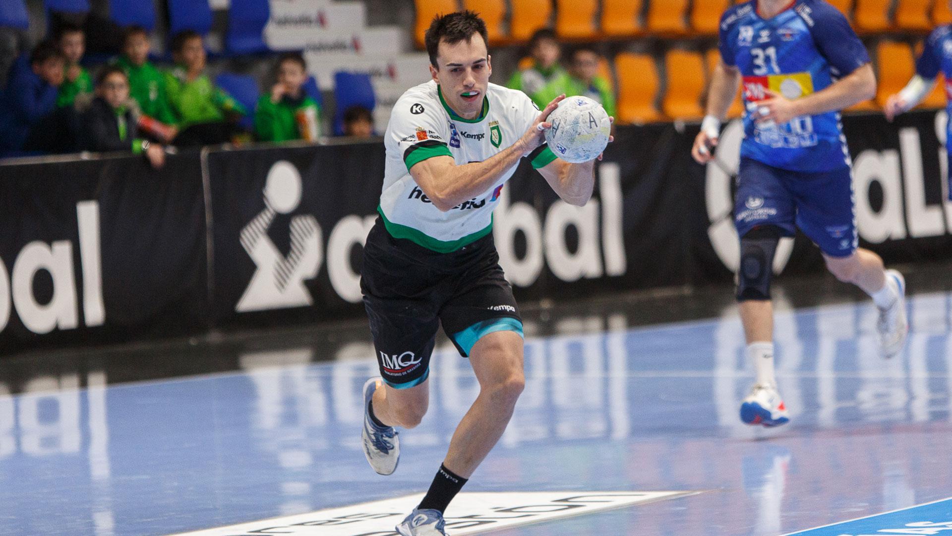 Álvaro Gastón ha renovado por una temporada más con Helvetia Anaitasuna