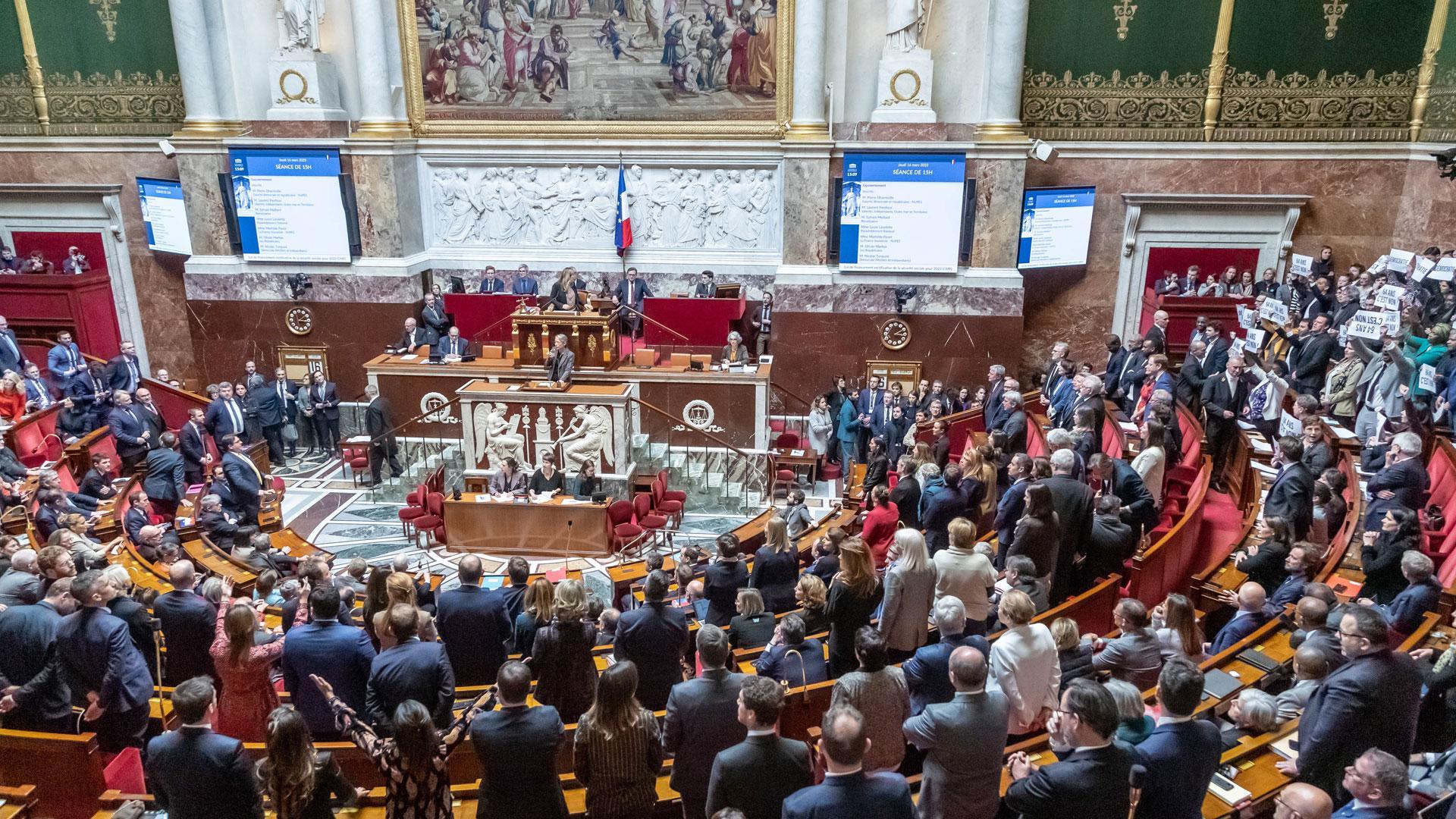Diputados franceses protestan en la Asamblea Nacional por el anuncio del uso del artículo 49 de la Constitución de Francia para aprobar sin votación la reforma de las pensiones