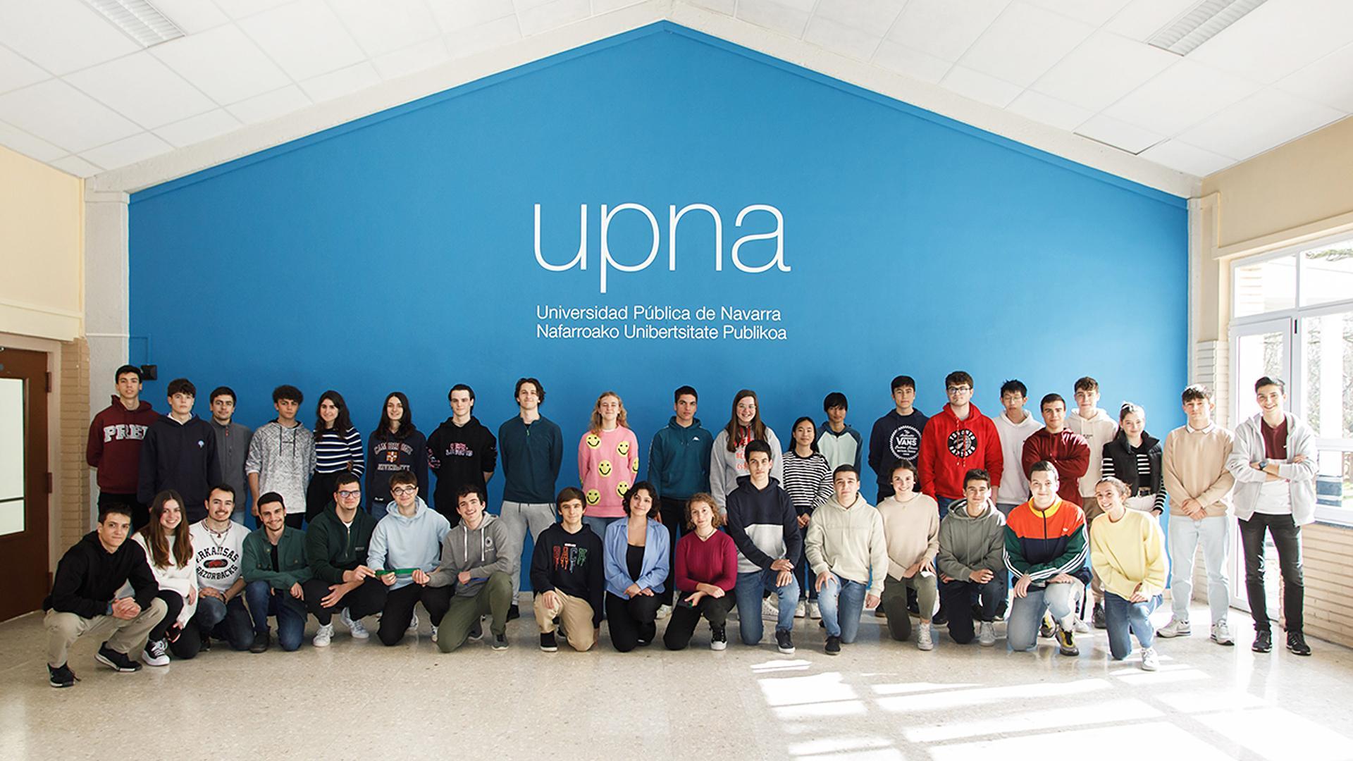 Foto de familia de los participantes en la Olimpiada de Física celebrada en la UPNA.