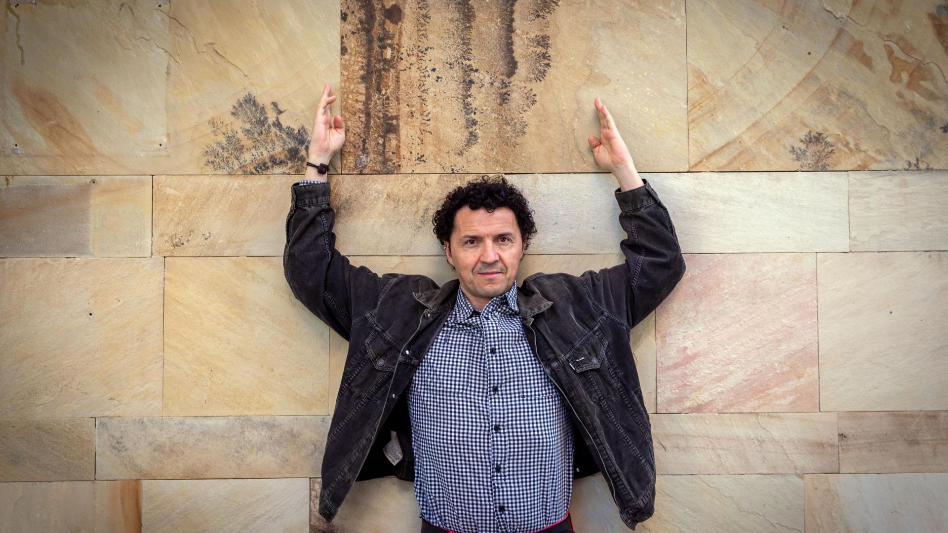 Kike Balenzategui, junto a una pared de Barañáin donde encontró las dendritas que plasma en sus fotografías
