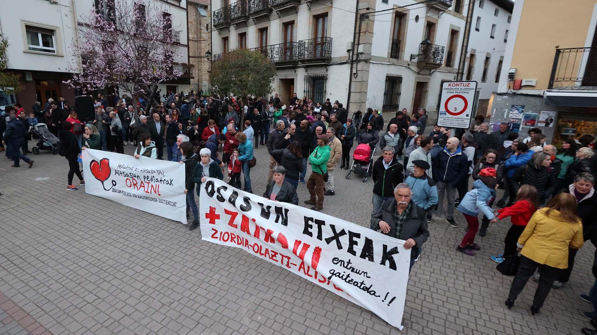 Instantánea de la concentración de ayer por la tarde frente al Ayuntamiento de Alsasua.