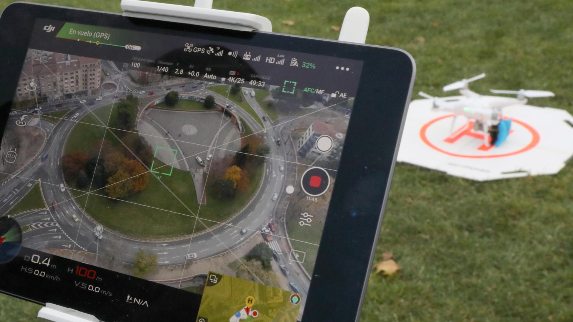 Imagen de una tablet desde la que se analiza la actividad del dron