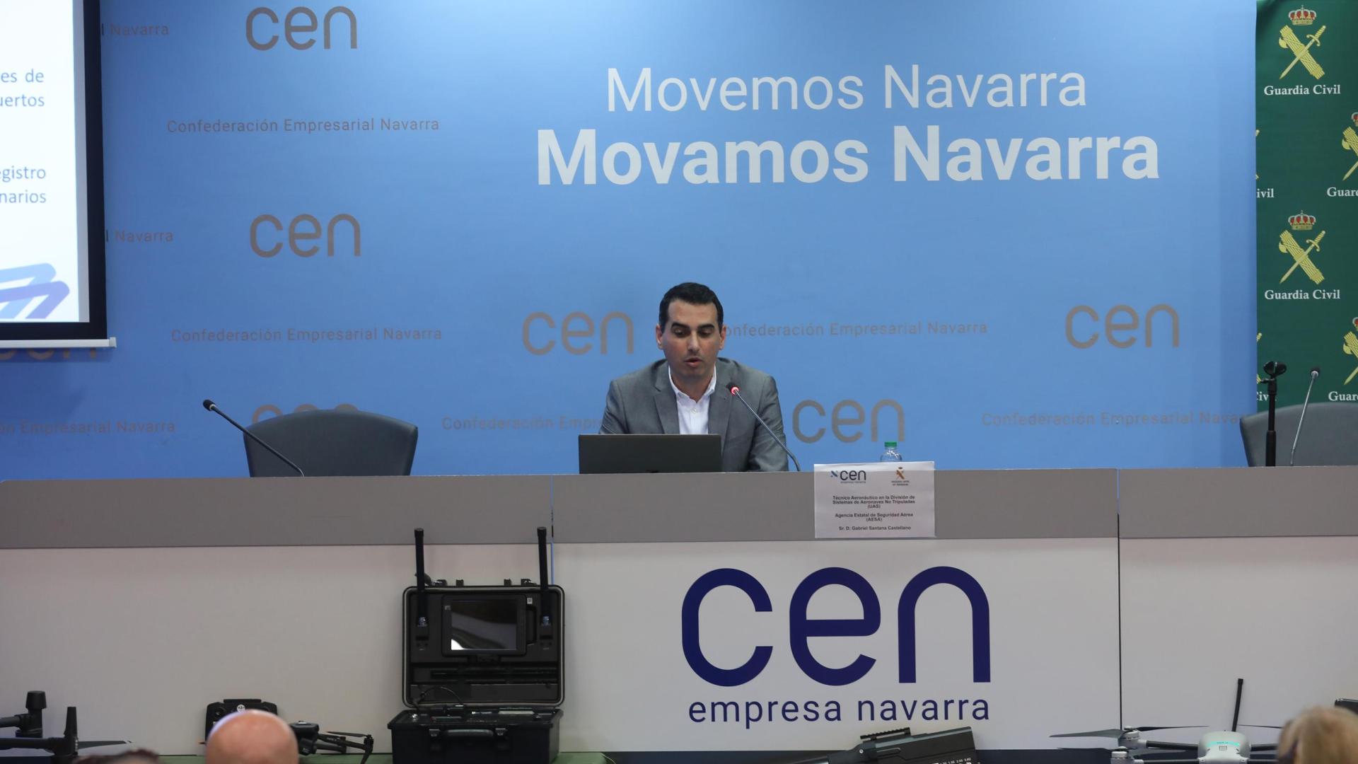 Gabriel Santana, técnico de AESA, durante la formación