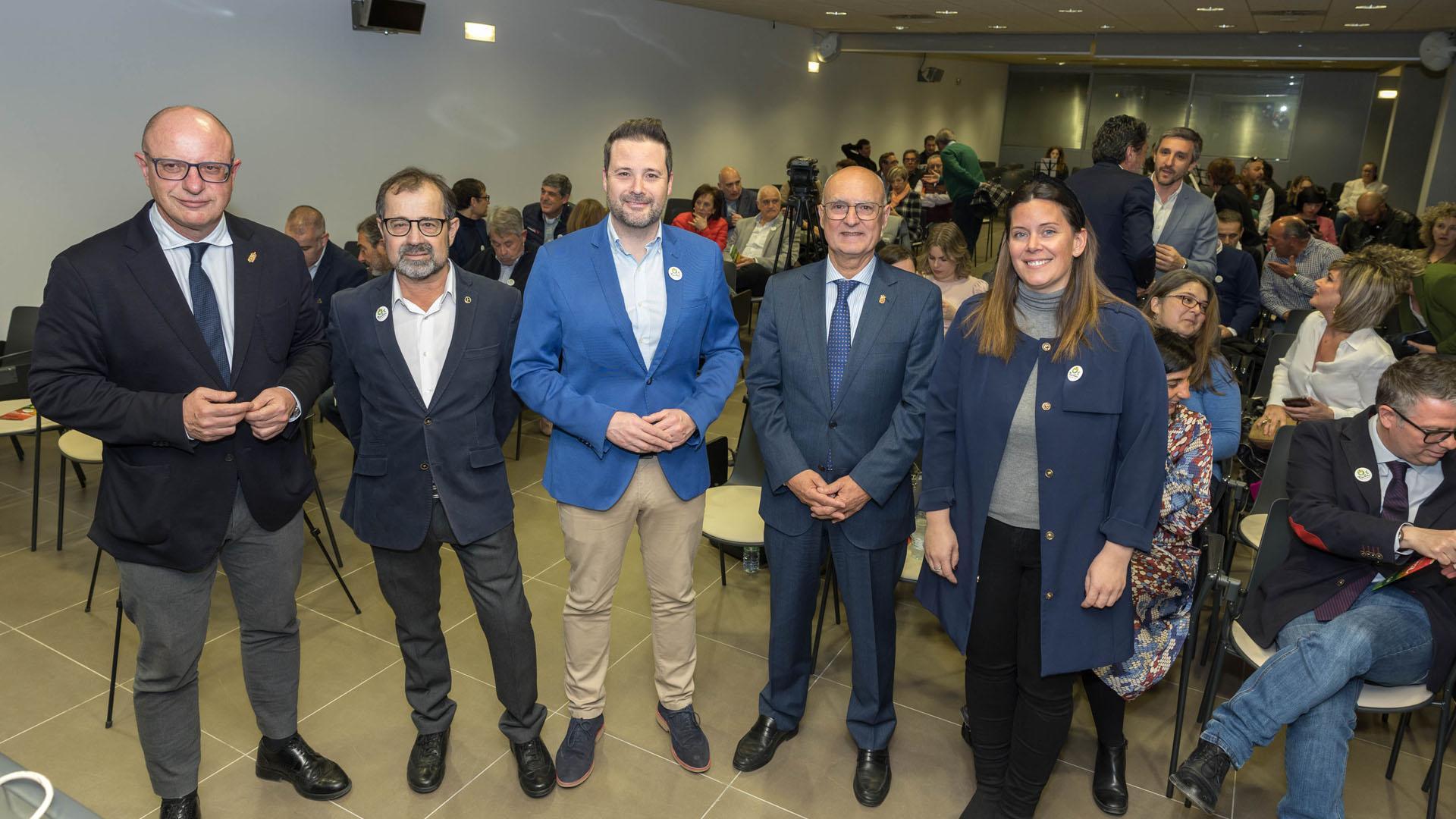 De izda. a dcha., Carlos Gimeno, Emilio Garrido, Alejandro Toquero, Bernardo Ciriza y la edil Irune García, ante los asistentes al acto