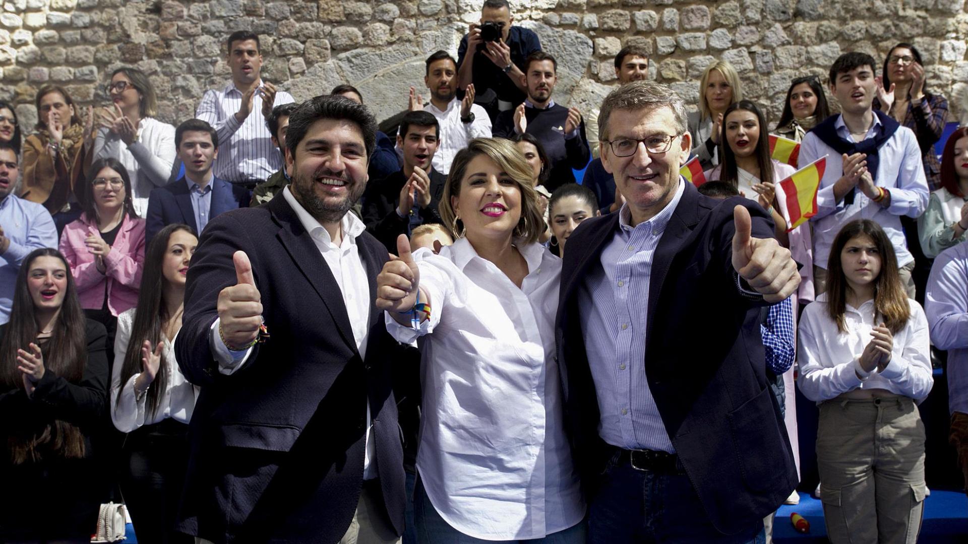 El presidente del Partido Popular, Alberto Núñez Feijóo (d), clausura un acto del partido junto al presidente autonómico del PP y de la Comunidad, Fernando López Miras (i), y en el que ha intervenido también la alcaldesa de Cartagena, Noelia Arroyo (c)