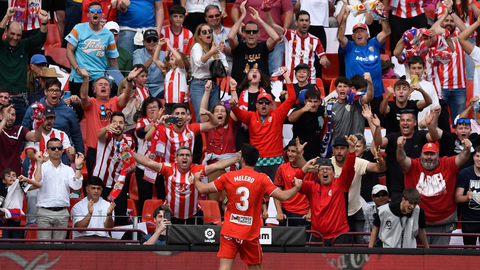 El jugador de la UD Almería Gonzalo Melero celebra un gol junto a la afición durante el partido ante la UD Almería celebrado este sábado en Power Horse Stadium de Almería