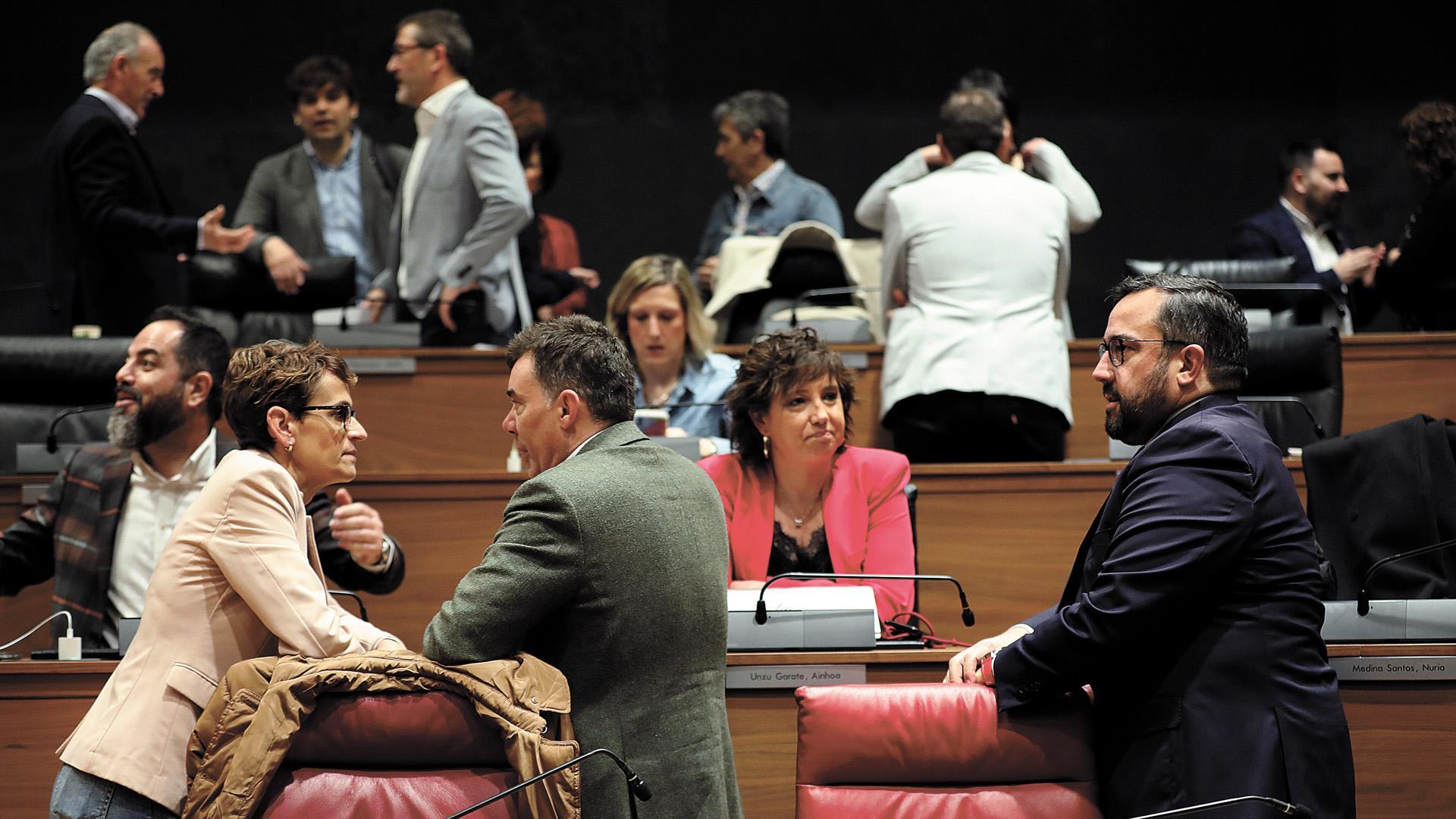 Receso en la bancada del Gobierno y del grupo socialista en la sesión del jueves en el Parlamento foral