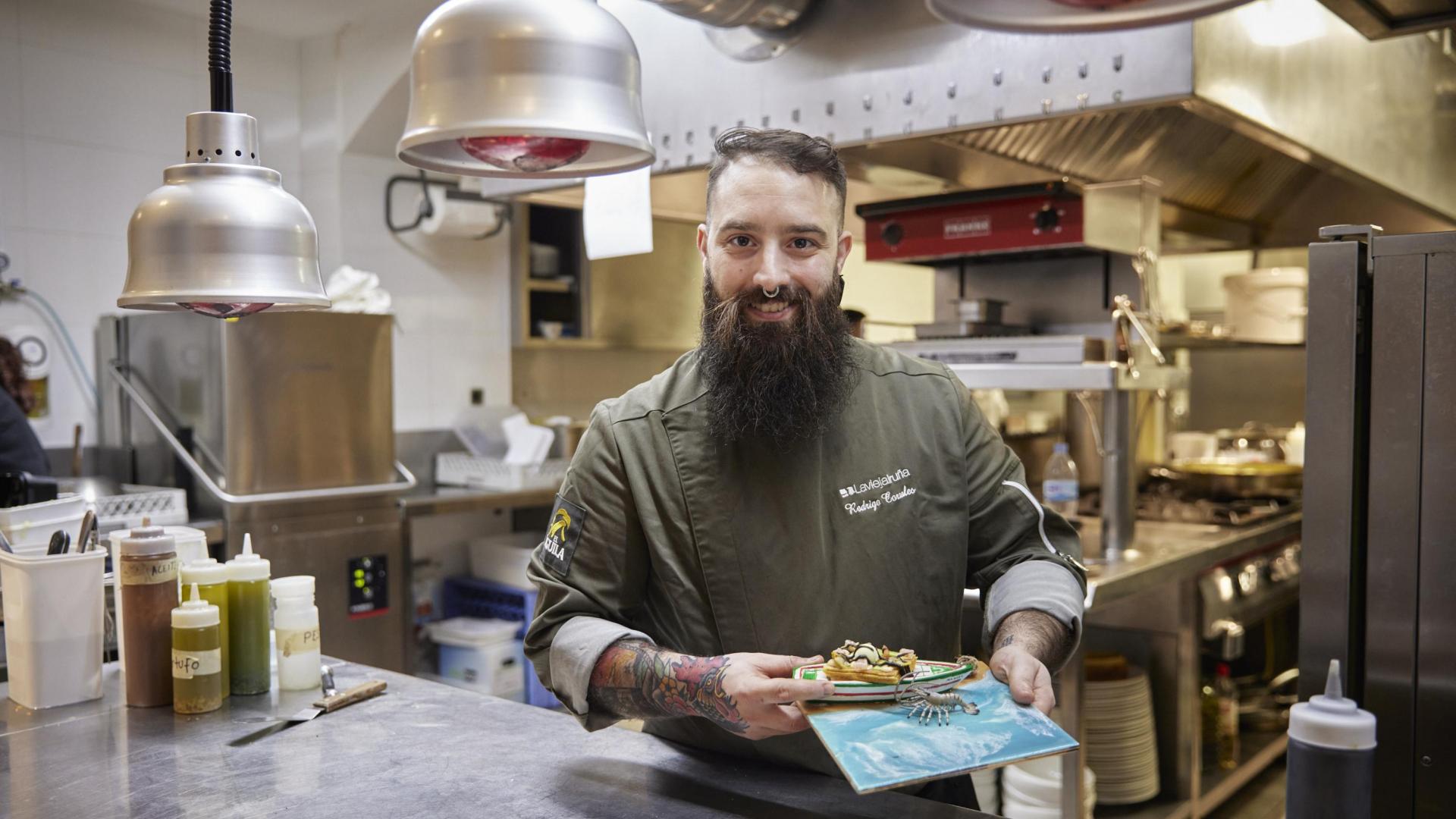 Rodrigo Corrales Fuente, jefe de cocina de La Vieja Iruña, sujeta su ‘gofre gambe-rro’