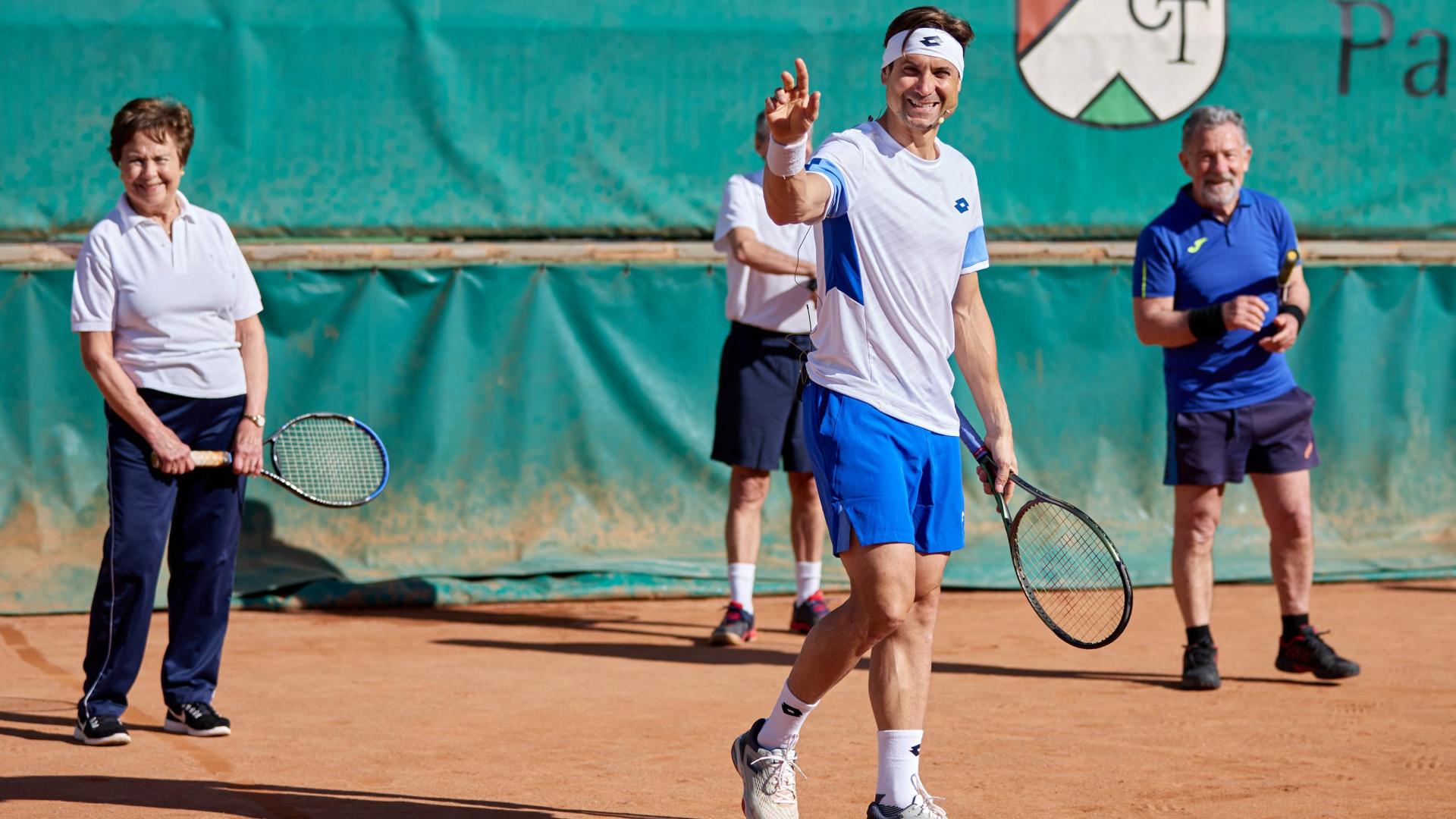 David Ferrer peloteó junto a miembros del Club de Tenis de Pamplona