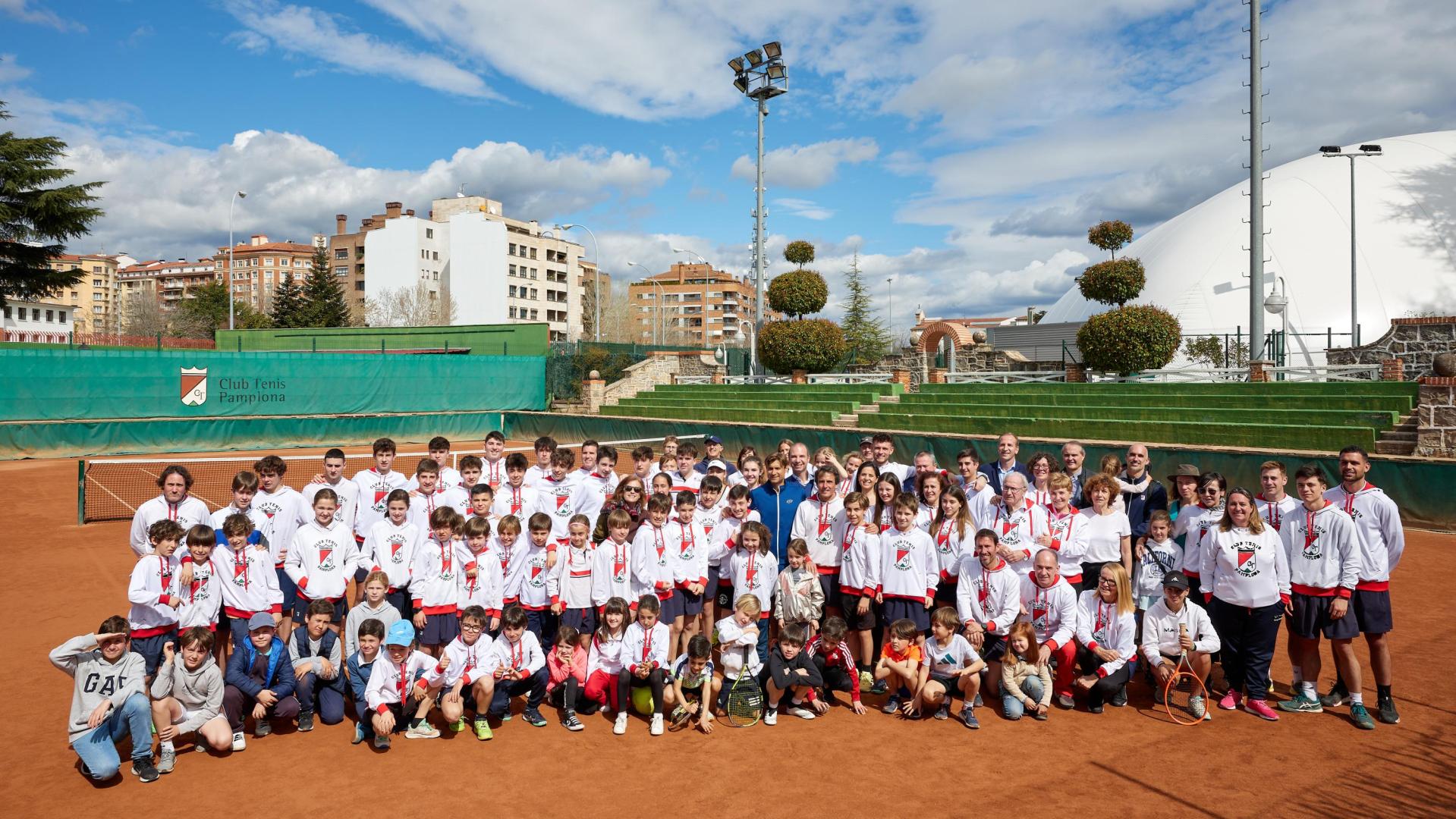 David Ferrer, en el centro de la imagen de azul, se fotografió con deportistas del Club de Tenis de Pamplona