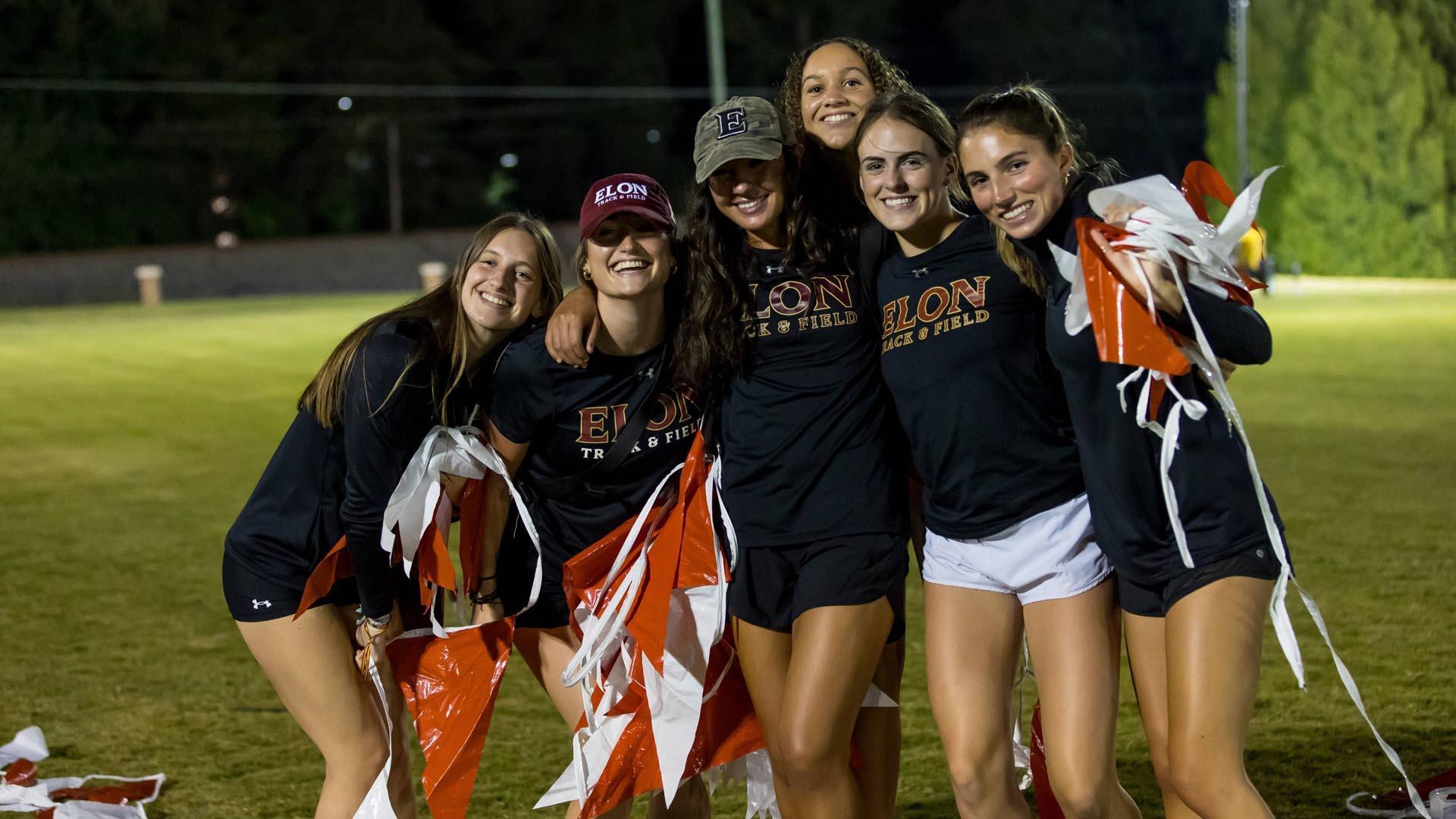 Sabrina Mannes, la primera por la izquierda, con sus compañeras del equipo de atletismo