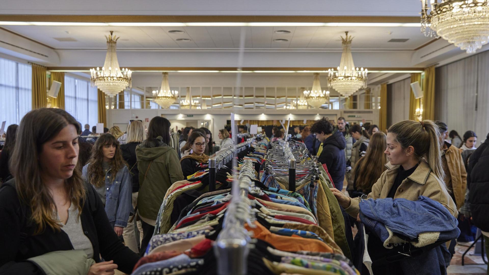 2.500 pamploneses se han acercado este fin de semana al hotel Tres Reyes para ojear las prendas de la feria de ropa vintage