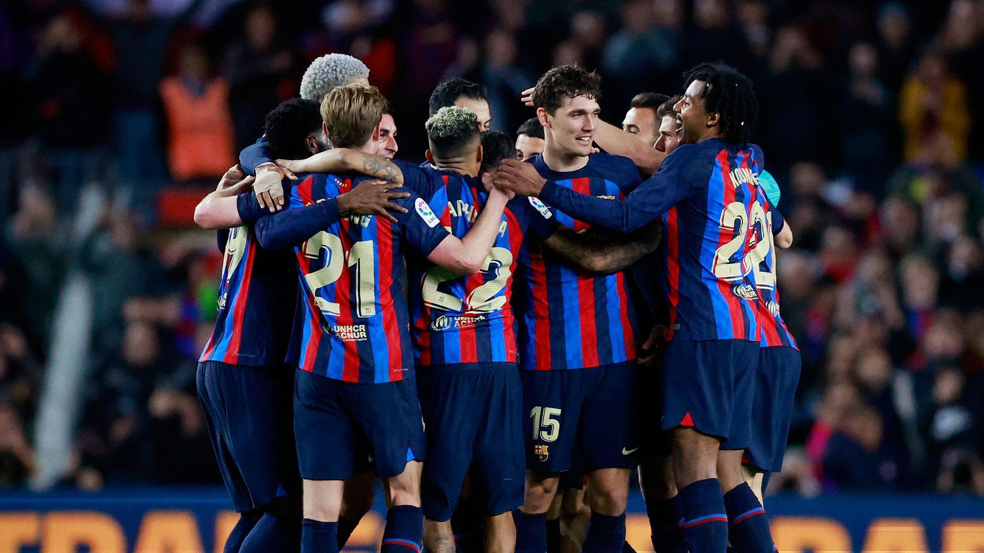 Los jugadores del Barcelona celebran el triunfo ante el Real Madrid.
